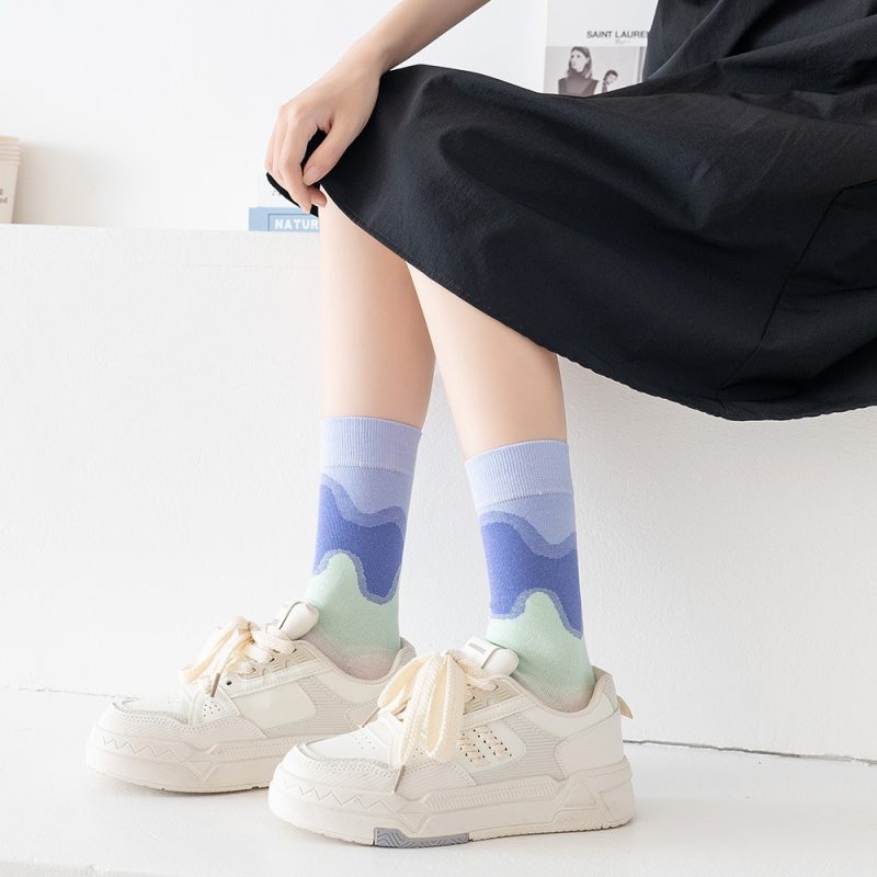 Women's Spring and Autumn Water Ripple Gradient Color Trendy Fashion Mid-Tube Socks