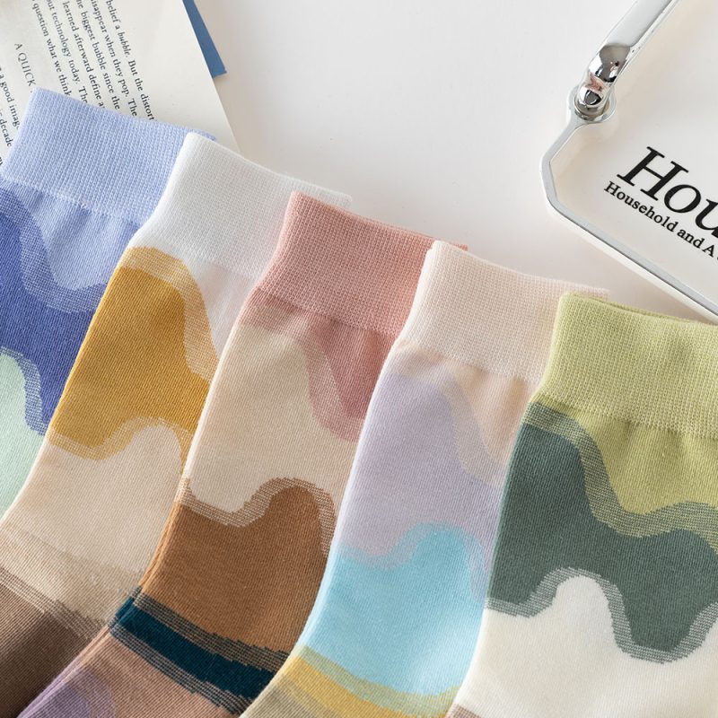 Women's Spring and Autumn Water Ripple Gradient Color Trendy Fashion Mid-Tube Socks(Pack of 5) - Image 5