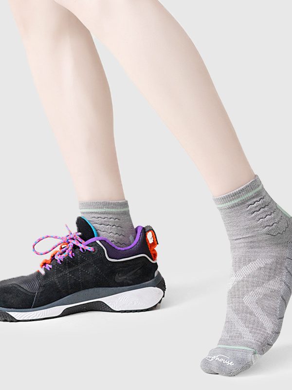 Men's antibacterial breathable sweat-wicking non-slip plush bottom professional sports socks