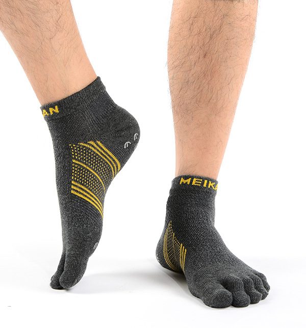 Men's breathable five-toe non-slip professional hiking socks