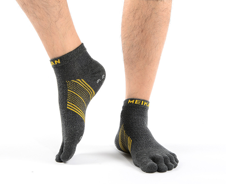Men's breathable five-toe non-slip professional hiking socks