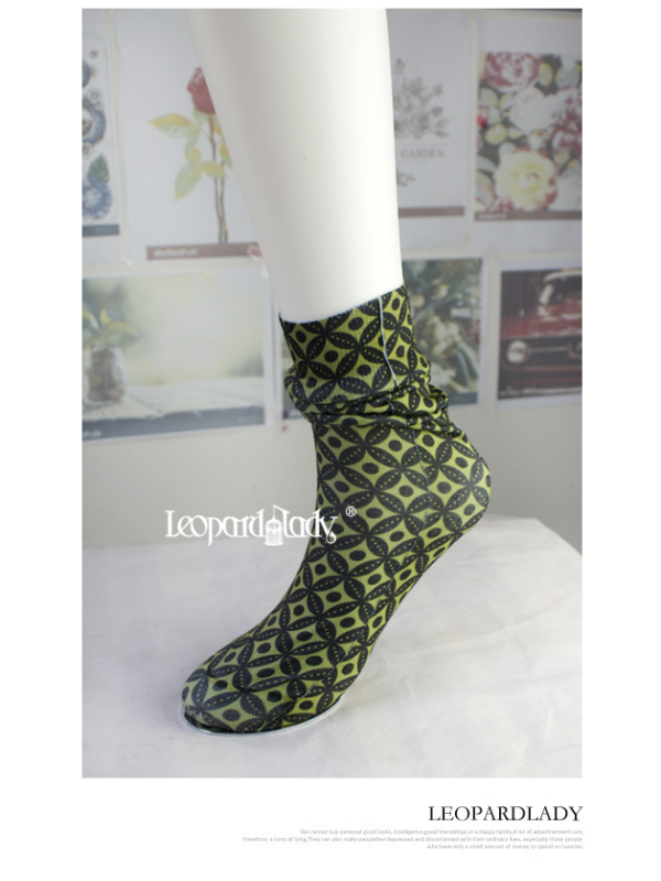 Geometric plaid print middle tube socks