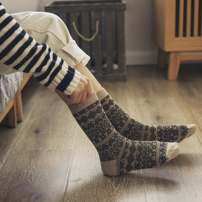 Retro American Combed Cotton Socks: Autumn Winter Ethnic Couple Socks - Image 2