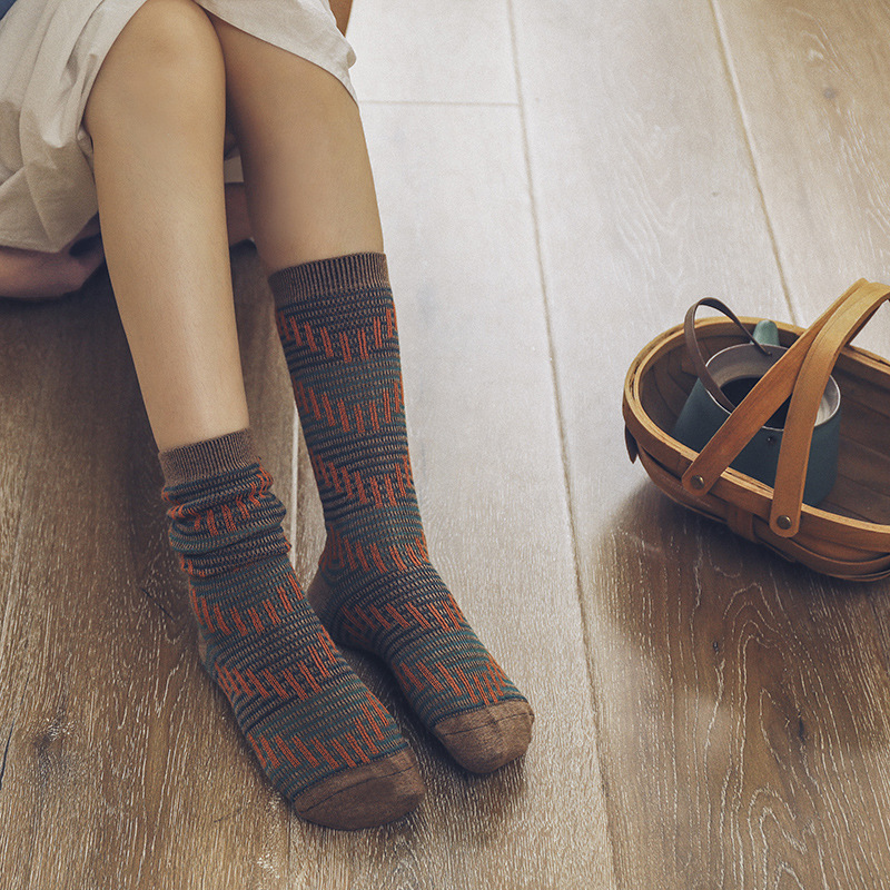 Retro Trendy American Socks: Autumn Winter Combed Cotton Mid-Tube for Men & Women - Image 2